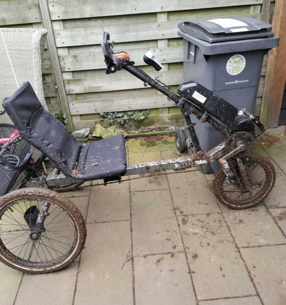 Driewielfiets bedekt met modder