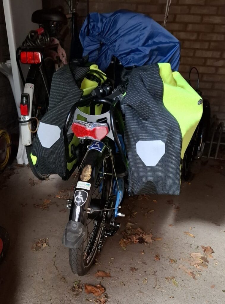 Fiets voorzien met waterdichte bepakking