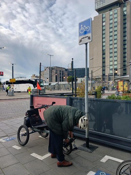 Twee parkeervakken voor aangepaste fietsen op het Jaarbeursplein