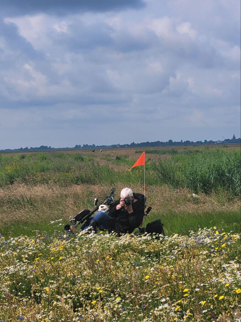 Toos op haar driewieler, vogels kiek'n op het Polderpad