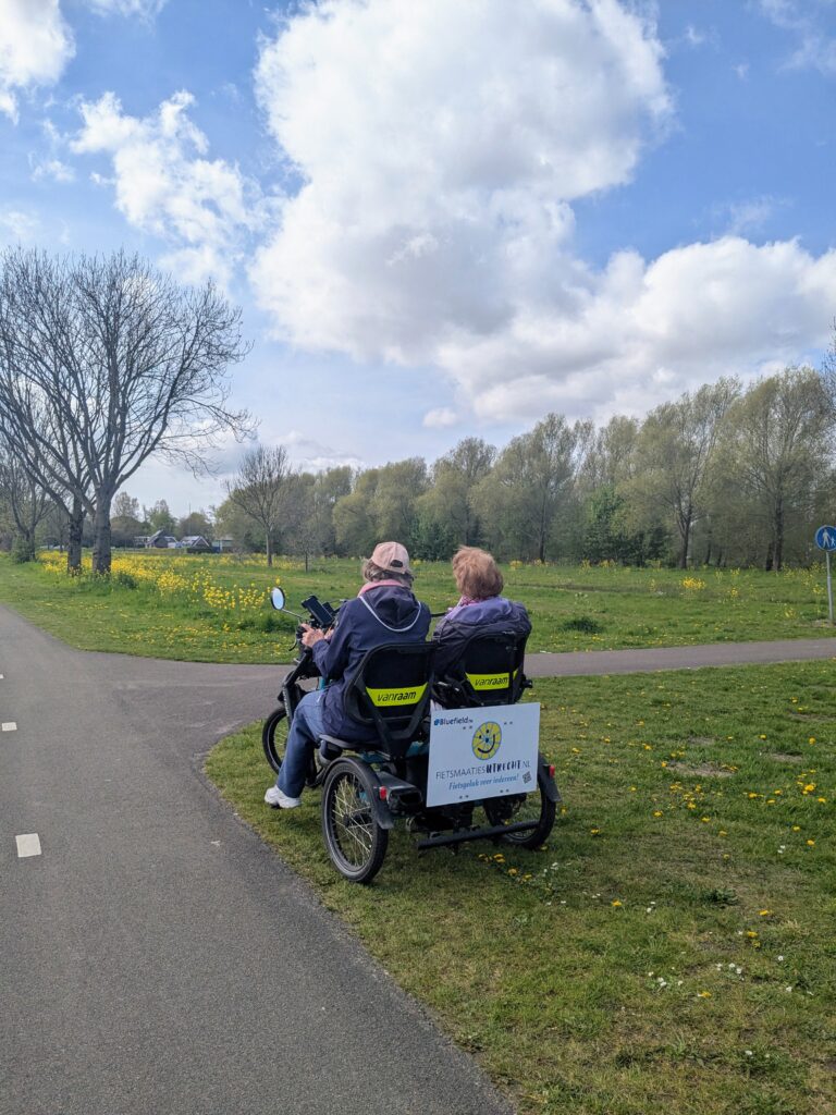 Margriet en Angelique op de duofiets in het Noorderpark