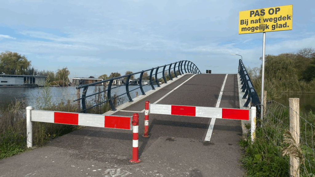 Ontoegankelijke brug over de Vecht in Vreeland (Bergseweg)