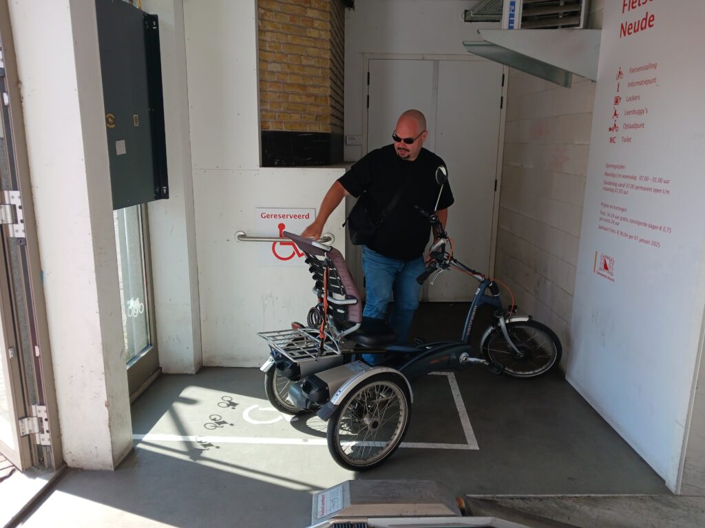 Lastig manoeuvreren met een aangepaste fiets in fietsenstalling Neude Utrecht