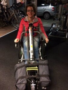 Wilma op haar handbike